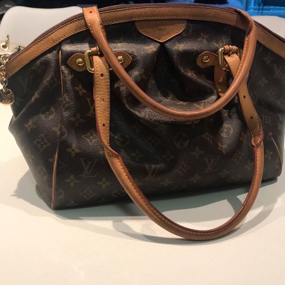 Louis Vuitton Purse lightly used!